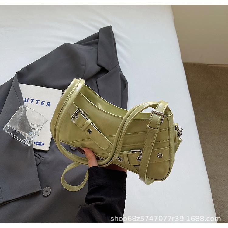 

Модная женская сумка подмышку высокого класса 2025 осень новая сумка-мотоциклетка нишевая простая повседневная на плечо зелёный