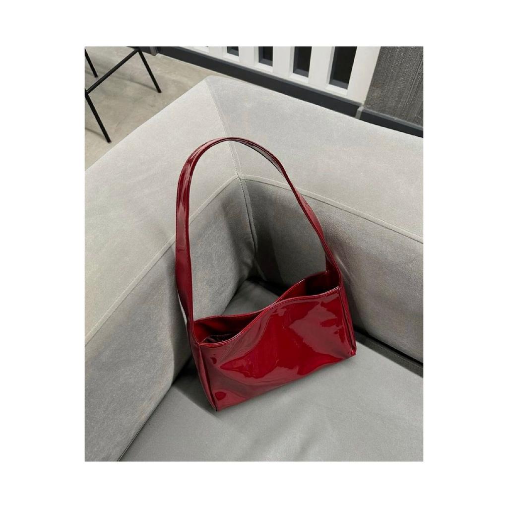 Dámská taška přes rameno z lakované kůže Mila Model z lesklé umělé kůže