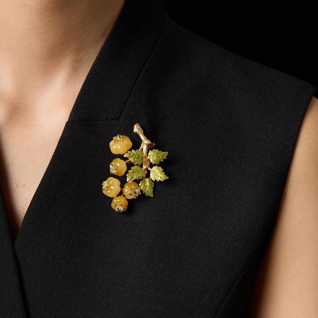 Amber Beeswax Brooch: Elegant Retro Design Cheongsam Accessory and Gift Corsage
