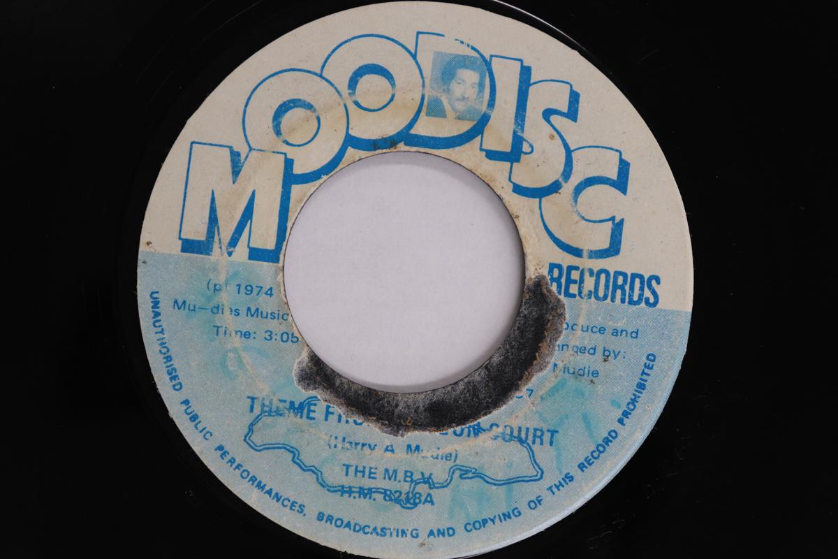 

7-дюймовая пластинка M.B.V. / MUDIES ALL STARS - Тема из Суда с оружием / Нет условно-досрочного освобождения HM8218 MOODISC RECORDS 1974 Ямайка Регги, Ска и Даб Б/У