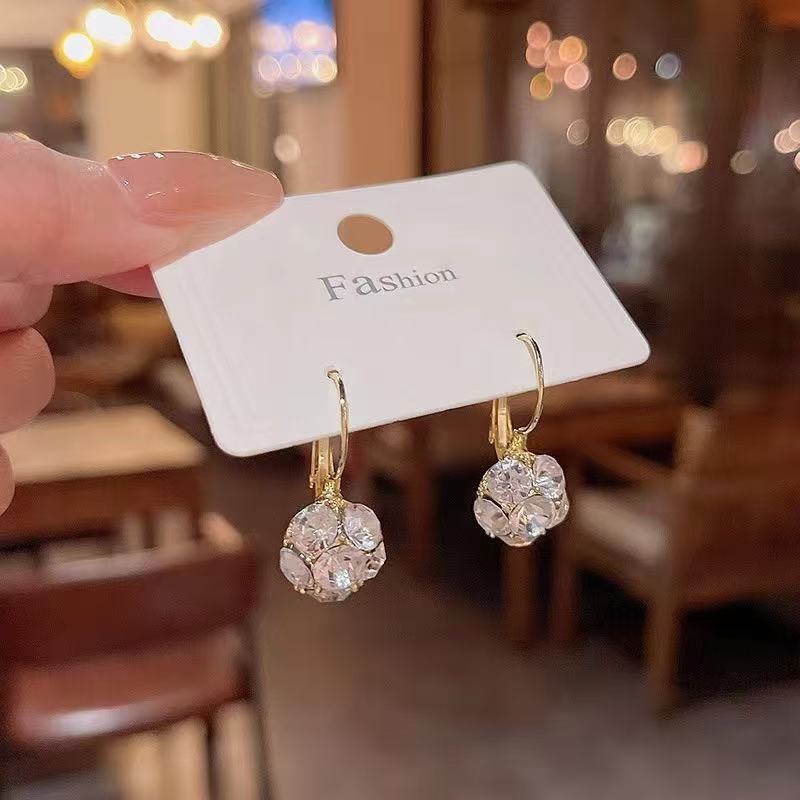 

Новые ретро хрустальные шары кулон золотого цвета серьги для женщин модный тренд свет роскошный темперамент дамы вечеринка ювелирные изделия подарок белый