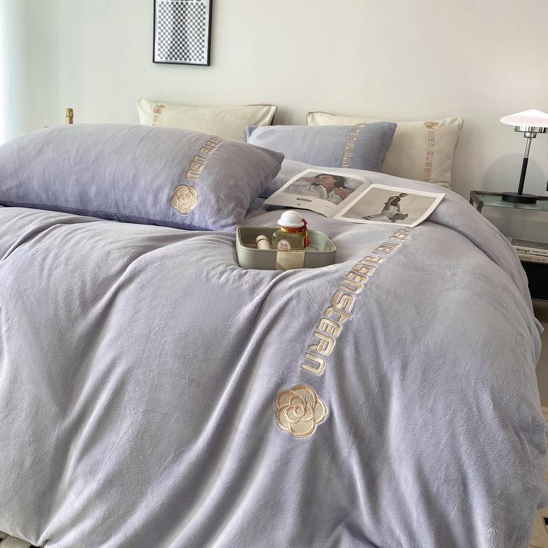 

Зимний утолщенный молочный бархатный комплект из 4 предметов с вышивкой, коралловый бархат, пододеяльник, фланелевая простыня 1.8M(4pcs)