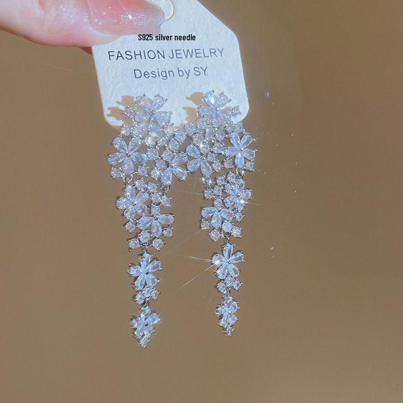 Kwiatowe Perłowe Srebrne Kolczyki Kwadratowe z Diamentami: Elegancka, Wszechstronna Biżuteria dla Słodkiego i Delikatnego Wyglądu.