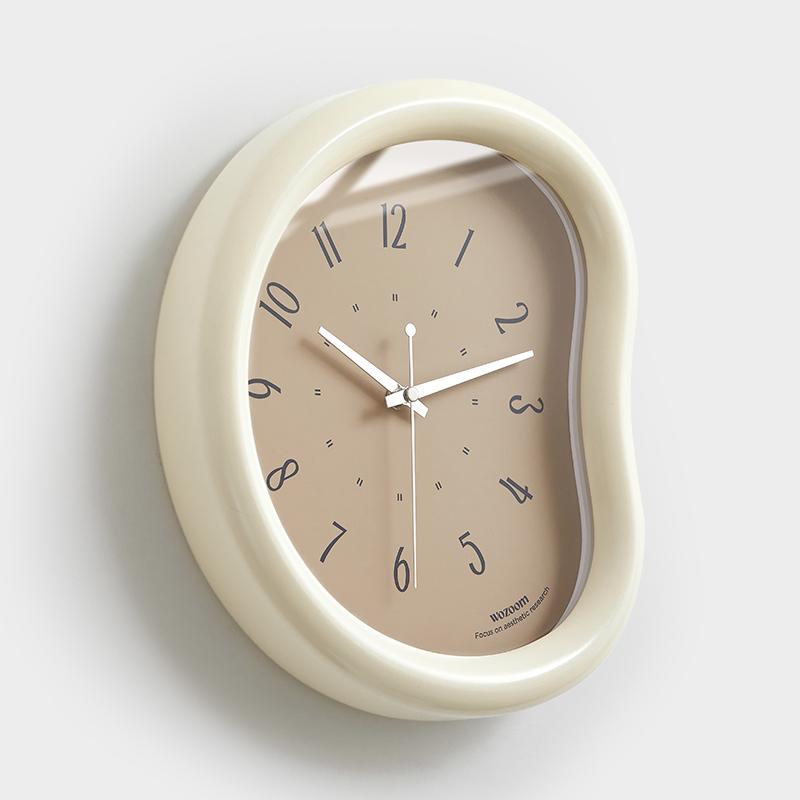 European Aesthetic Clock Wall Modern Art Creative Design Living Room Interior Wall Watch Simple Light Luxury Wanduhr Decor