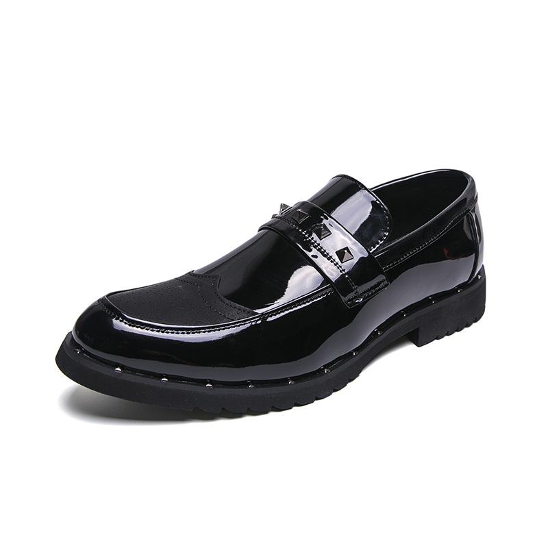 Glänzende Fußabdeckung Nieten spitze Lederschuhe Britischer Stil Kleid Business Casual Schuhe große Größe Slipper Herrenschuhe
