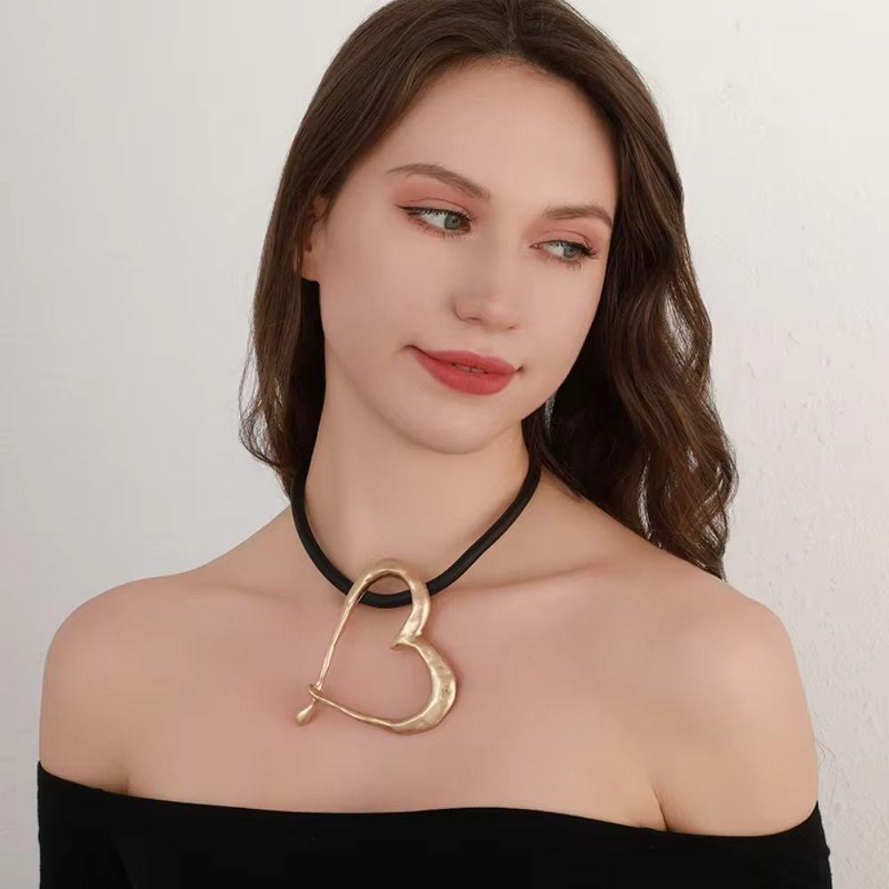 Metal Material Heart Pendant Necklace Vintage Style Love Pendant Necklace  Daily Accessories