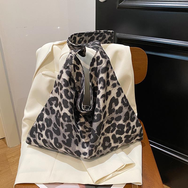 

Leopard print fashion canvas bag women s new high-end versatile casual tote bag casual large-capacity portable shoulder bag 40*30*3cm чёрный