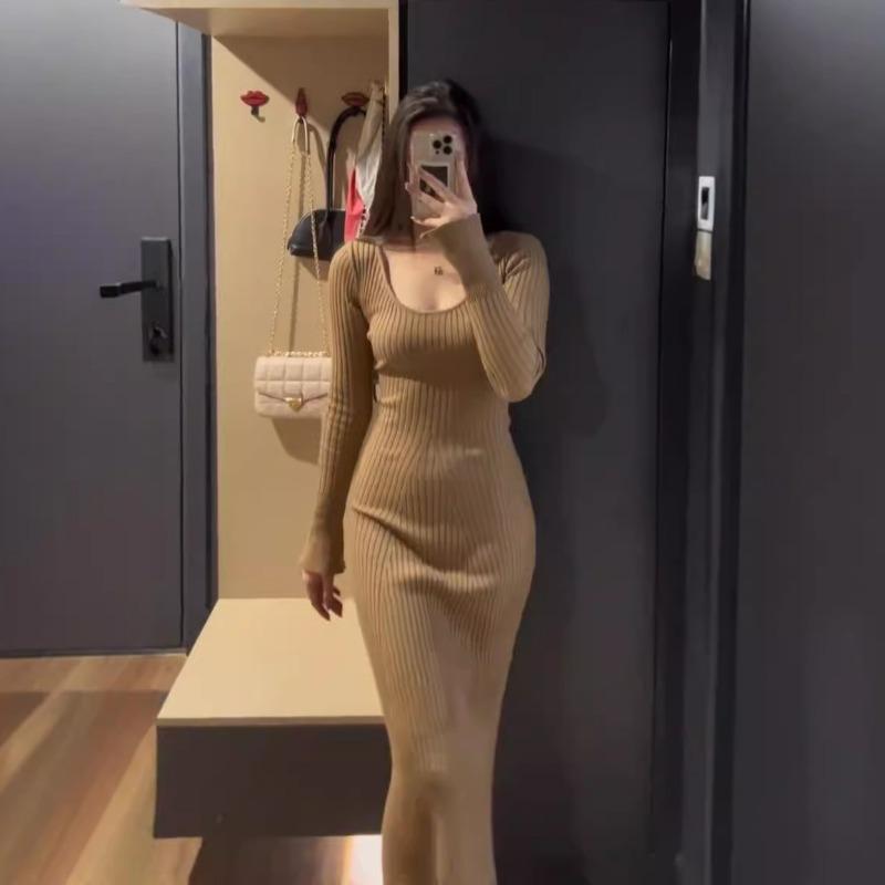 Slim-fit Knitted Dress for Women's Autumn and Winter New Models, Super Good-looking Pendant Feeling, with Coat and Bottom Skirt.