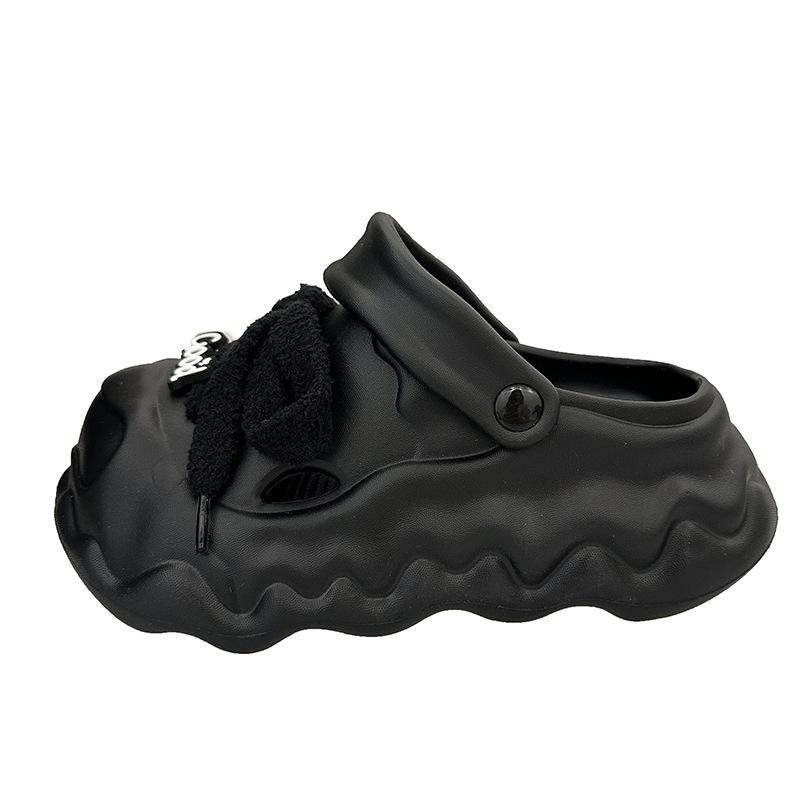 Nischendesign Lochschuhe für Damen 2025 neue Sommerbekleidung dicke Sohlen zur Erhöhung der Körpergröße zwei Damen mit Taschenkopf coole Hausschuhe