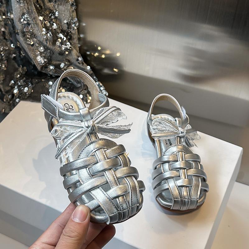 

Girls closed-toe sandals, new summer Korean-style woven beach shoes, little girl s princess shoes, soft-soled baby shoes 23 серебряный