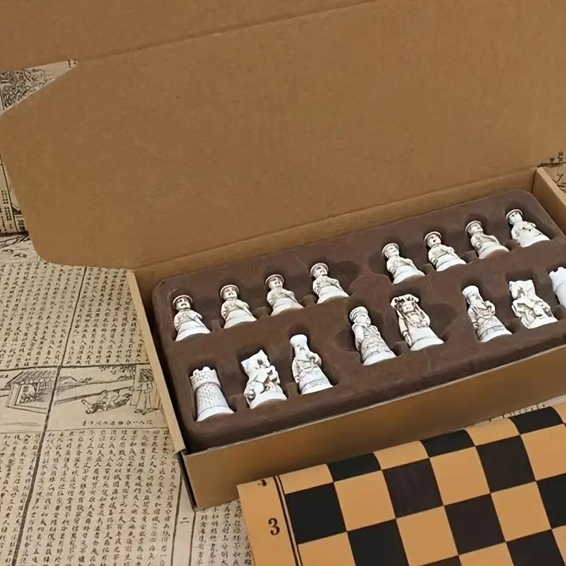

Антикварные шахматы Маленькая смоляная шахматная доска 28 см/11 дюймов Шахматы эпохи Цин Трехмерный дизайн персонажей Развлекательная игра
