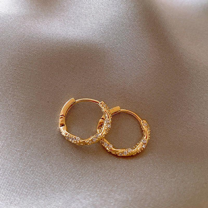 2025 New Arrival Best Selling Accessible Luxury Fancy Pearl Circle Ear Clip Earrings Female Elegant Ear Studs Niche Style Unique Earrings