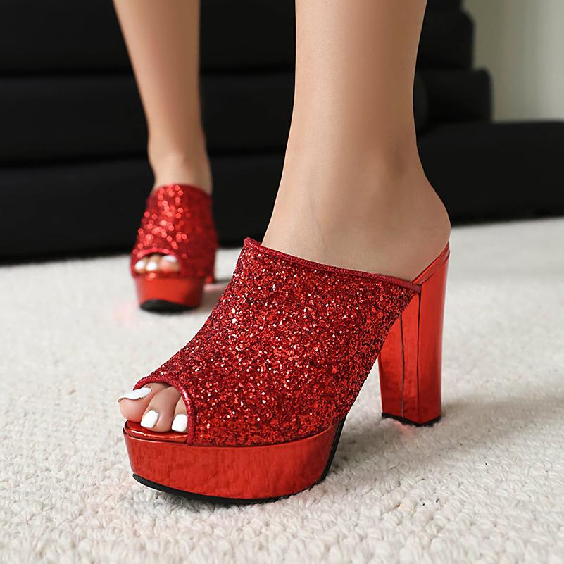 Glitzernde Hausschuhe in Übergröße mit extra hohem Absatz und dickem Plateau, funkelnd und elegant