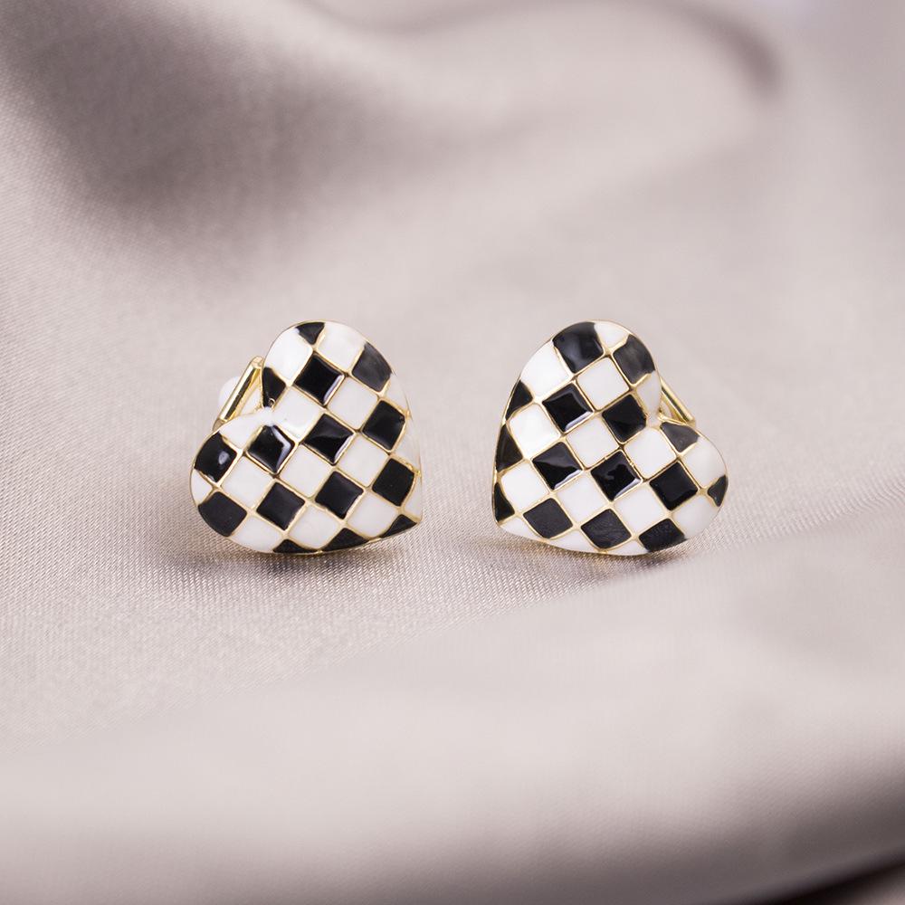 Elegant Clip-On Triangle Earrings for Non-Pierced Ears - Versatile, Light Luxury for Everyday Wear.