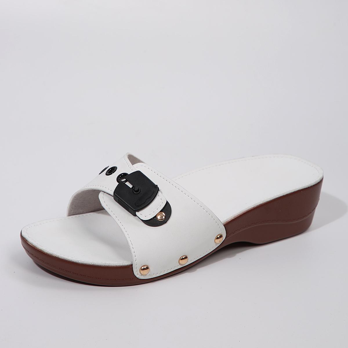

Шлепанцы на толстой подошве с ремешком и заклепками для женской уличной носки, легкие и повседневные пляжные сандалии 42 белый