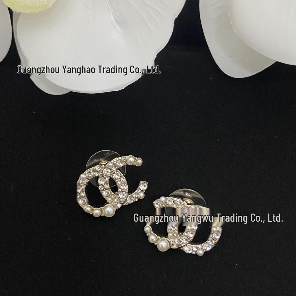 Seiko Hochwertige Doppel C Perlen- und Diamant-Steckohrringe für Damen