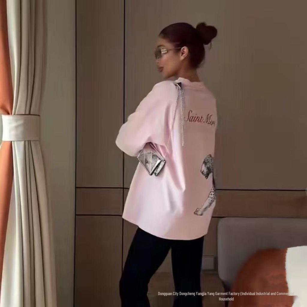 Camiseta de algodón de manga corta holgada con estampado de leopardo: un estilo urbano moderno, fresco y a la moda.