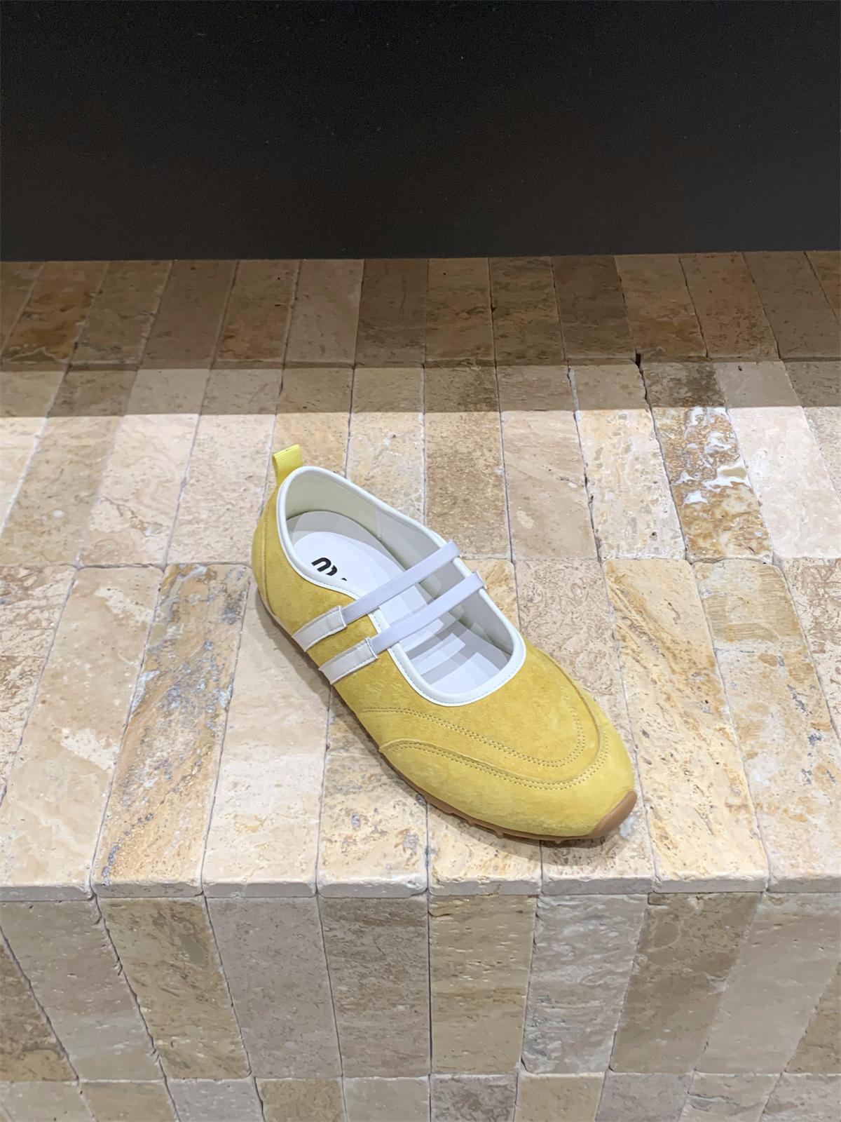 

2025 new ballet sports shoes flat bottom inner height increase single shoes women s shallow mouth round head casual Mary Jane women s shoes 40 жовтий
