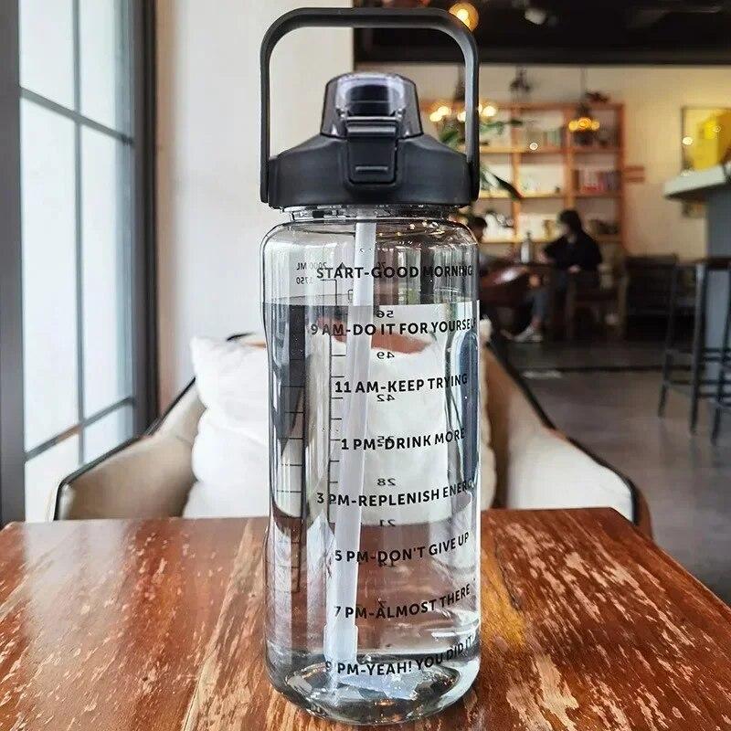 2L Strohhalm-Wasserflasche Große Kapazität Kunststoff-Wasserbecher Tragbare Trinkflasche mit Zeitmarkierung für Outdoor-Sport-Fitness