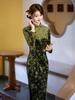 Grünes Samt-Diamant-Jacquard-Cheongsam: Elegantes Retro-Midikleid im neuen chinesischen Nationalstil für Frauen mittleren Alters.
