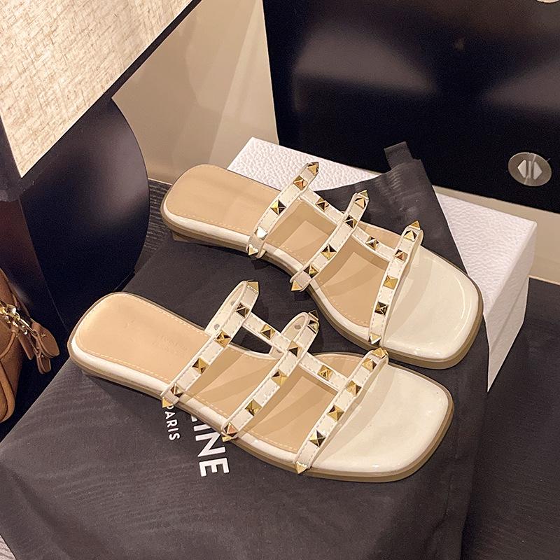 Sandales à rivets pour femmes vêtements d'extérieur 2025 nouvelles sandales d'été à talons épais à la mode grande taille pantoufles cool pour femmes