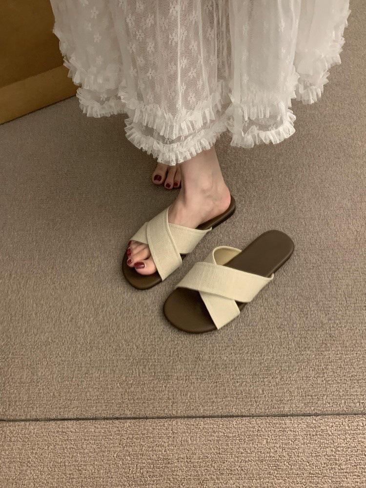 Flat bottom cross with slippers women's summer wear 2025 new French retro vacation seaside beach sandals
