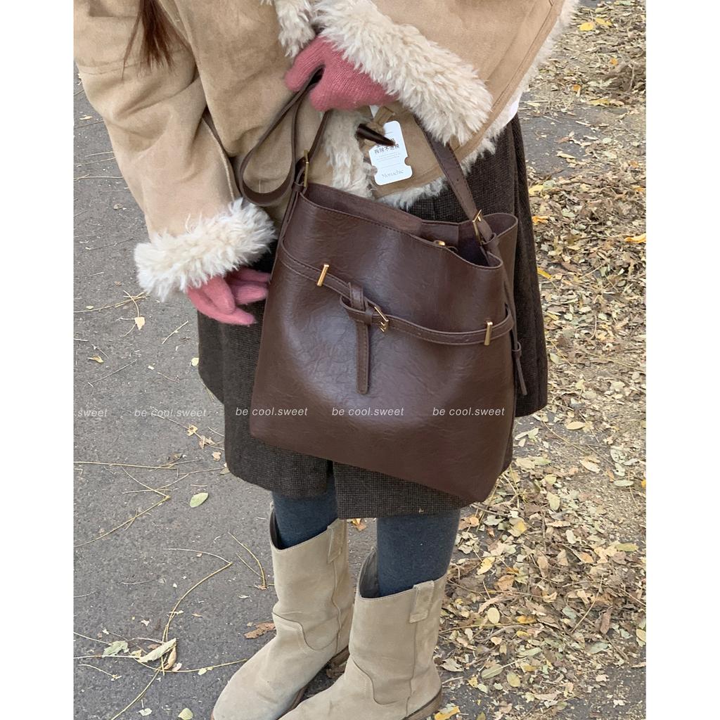 Winter retro texture large-capacity bag women's 2025 new simple bucket bag versatile shoulder messenger bag