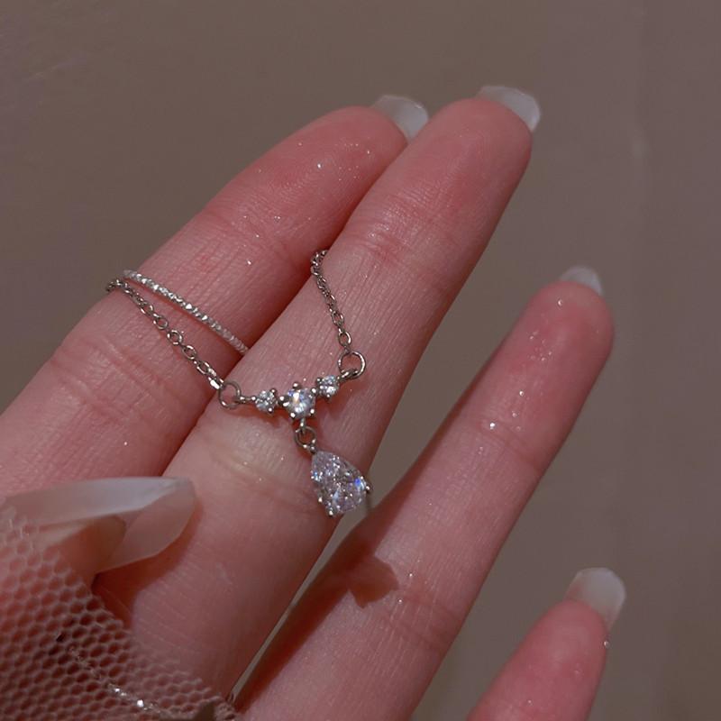 Korean Pearl Necklace: High-End Silver Clavicle Chain with Niche Design, Perfect for Light Luxury and Sweater Pendants.