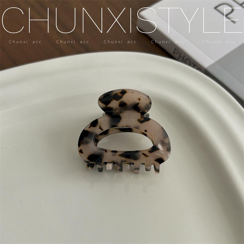 Elegante koreanische Essigsäure Hochsteckfrisur mit kleiner Klauen-Haarspange für Damen