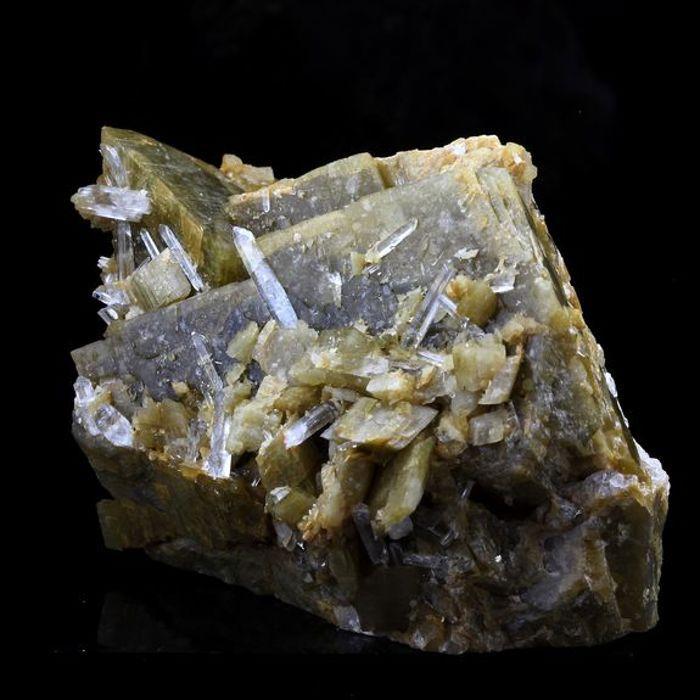 Pierres et Minéraux. Siderite, Quartz. 809.5 ct. Mésage Mine, Vizille, France..