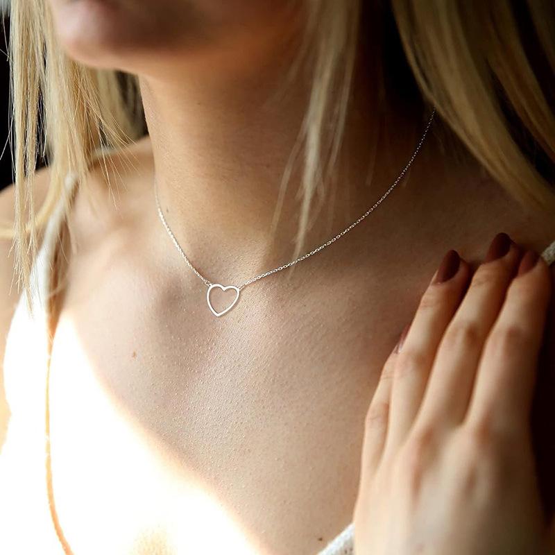 Women's Minimalist Hollowed Out Heart-shaped Pendant Necklace, Exquisite and Compact Collarbone Chain Jewelry, Birthday Gift