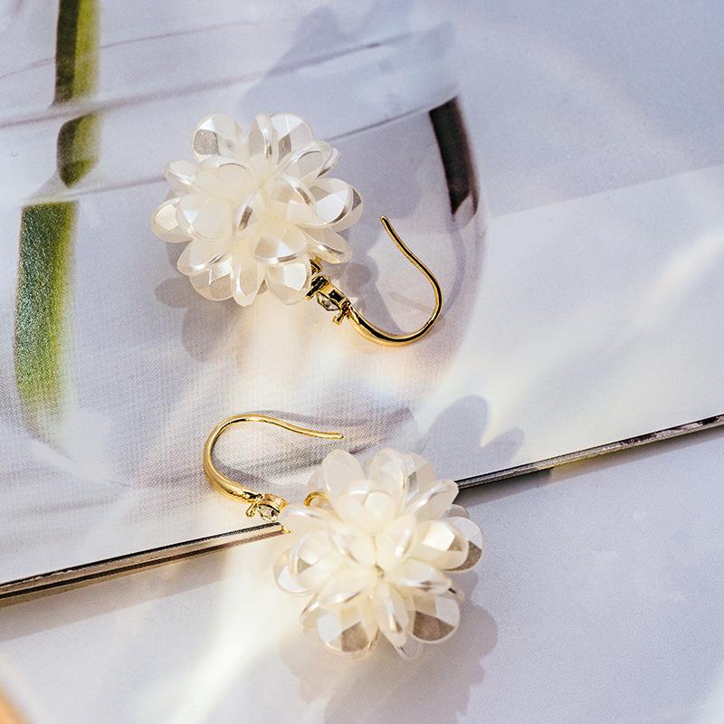 

Женские серьги-шарики с белым цветком