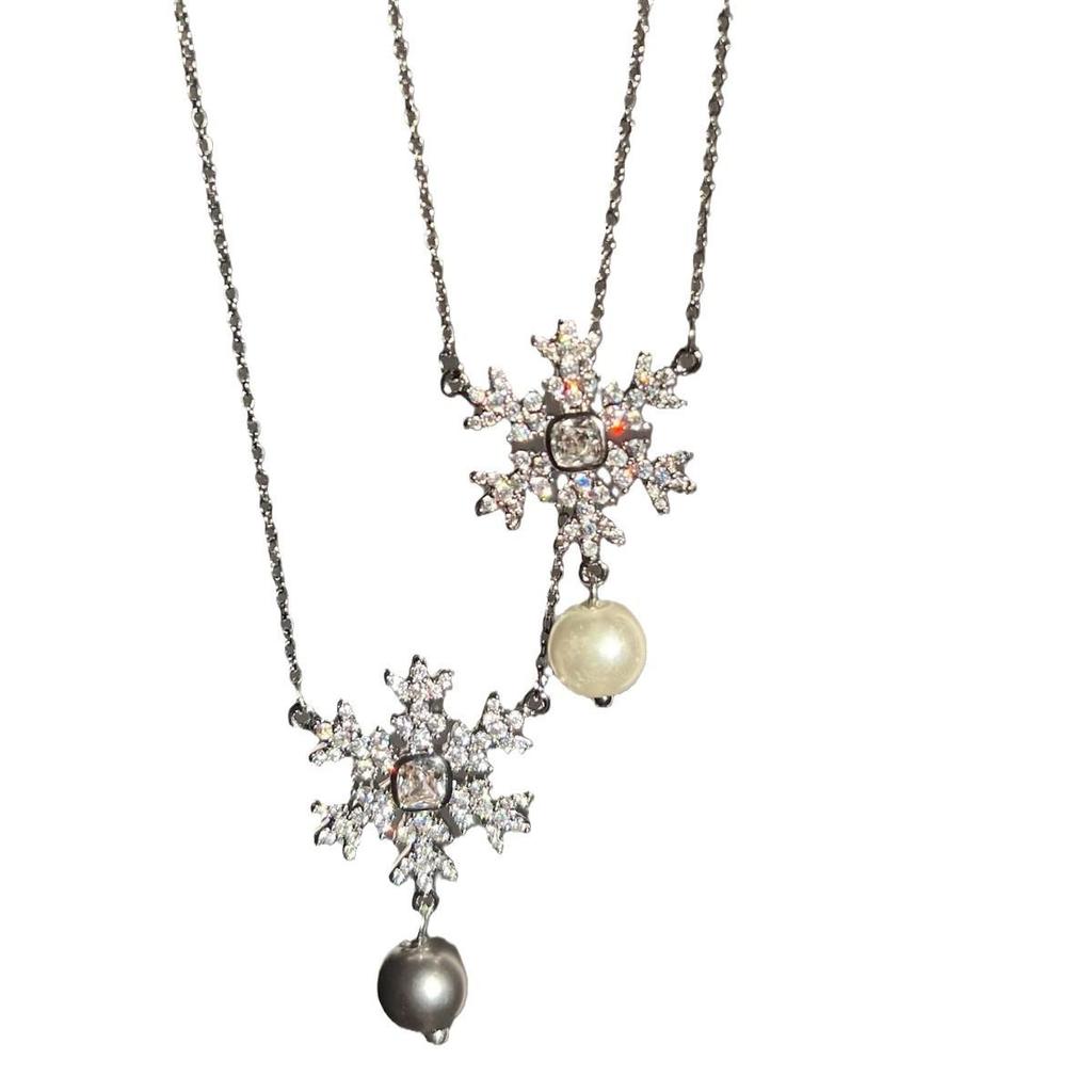 Wykwintny naszyjnik z cyrkonii i pereł w kształcie płatka śniegu – uniwersalny świąteczny łańcuszek na sweter