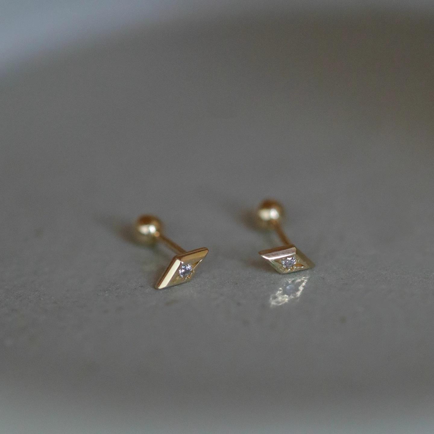 

925 Sterling Silver Geometric Zircon Stud Earrings, Gold Plated Minimalist Diamond-Shaped Ear Piercing Jewelry for Women Silver