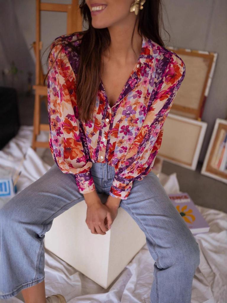Lebhafte pinke und orangefarbene florale Chiffonbluse mit langen Ärmeln