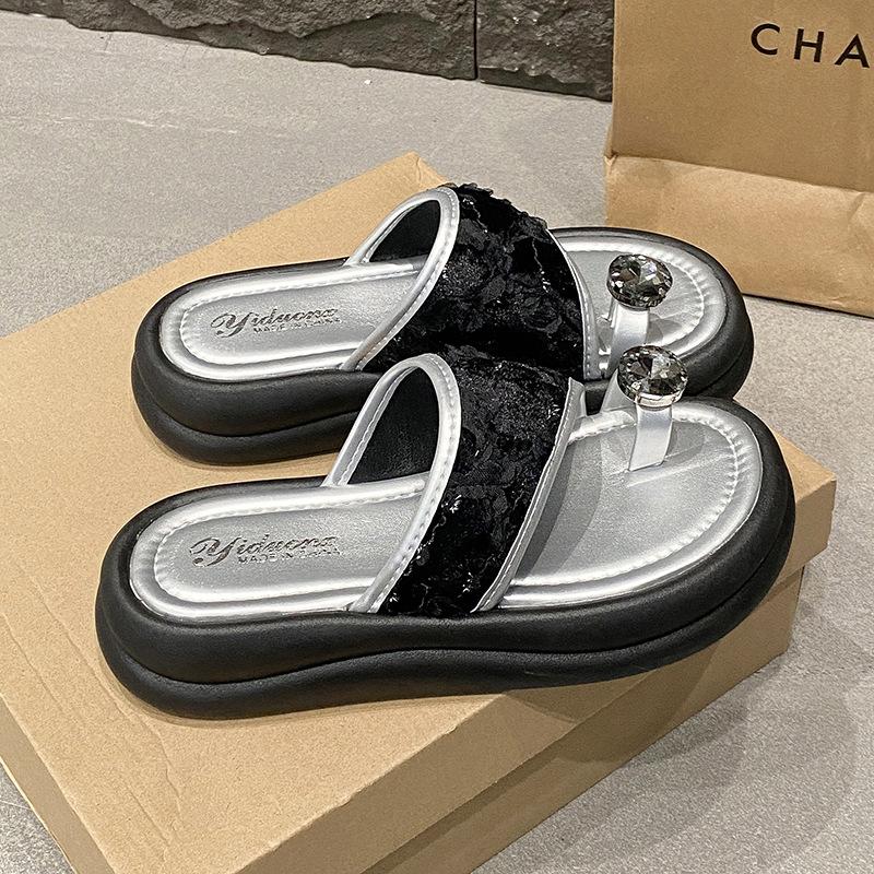

Красивый комплект тапочек для женщин, летняя верхняя одежда, мода 2025, новые универсальные туфли с толстым дном, стразы с юбками, пляжные классные тапочки 40 чёрный