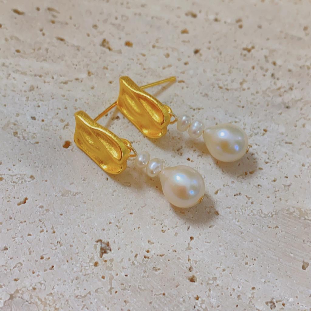 Natural freshwater pearl stud earrings, strong light rice grains, French retro matte pleated earrings, elegant and simple 925 silver needles.
