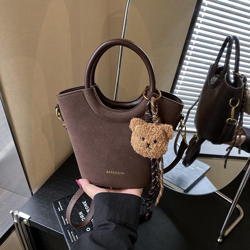 

Маленькая сумка женская 2025 новая ретро нишевая высокоценная портативная сумка-ведро в виде овощной корзины портативная на плечо сумка-мессенджер