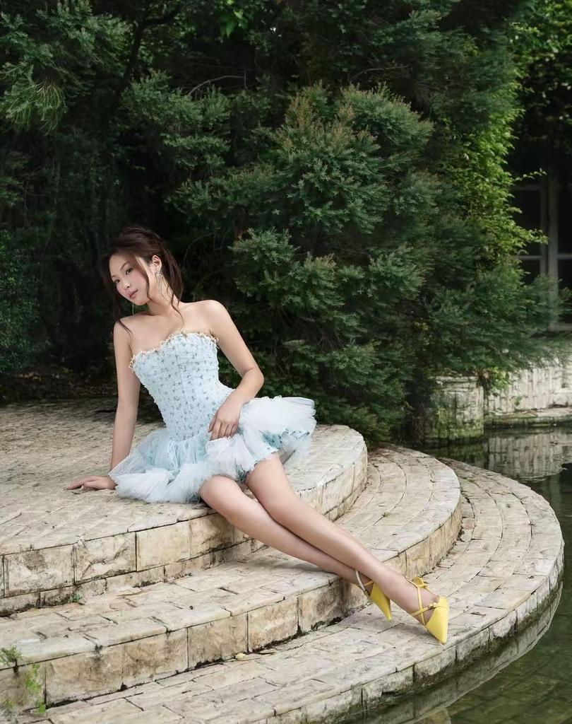 Retro Sweetheart Strapless Dress with 3D Petals and Cinched Waist