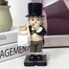 Humorvoller Taschentuchhalter Figur, Skurrile Jungenstatue in spielerischer Haltung, Kreative Schreibtisch- oder Regaldekoration für Wohnheim, Zuhause