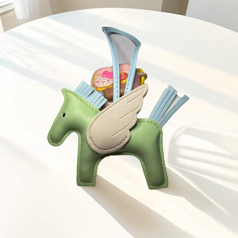 Portachiavi con ciondolo Pegasus a contrasto con motivo a cartone animato, con nappa e pony in pelle