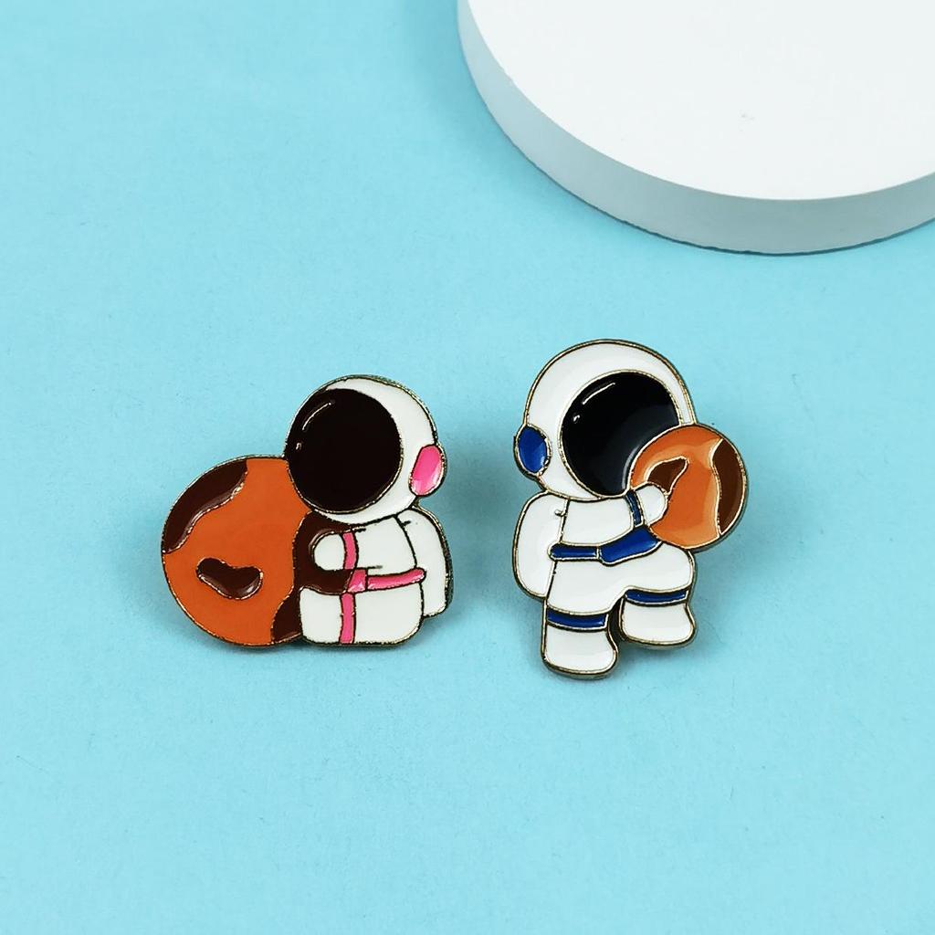 Cute Couple Astronaut Brooch: Planet Hugging Pin Badge