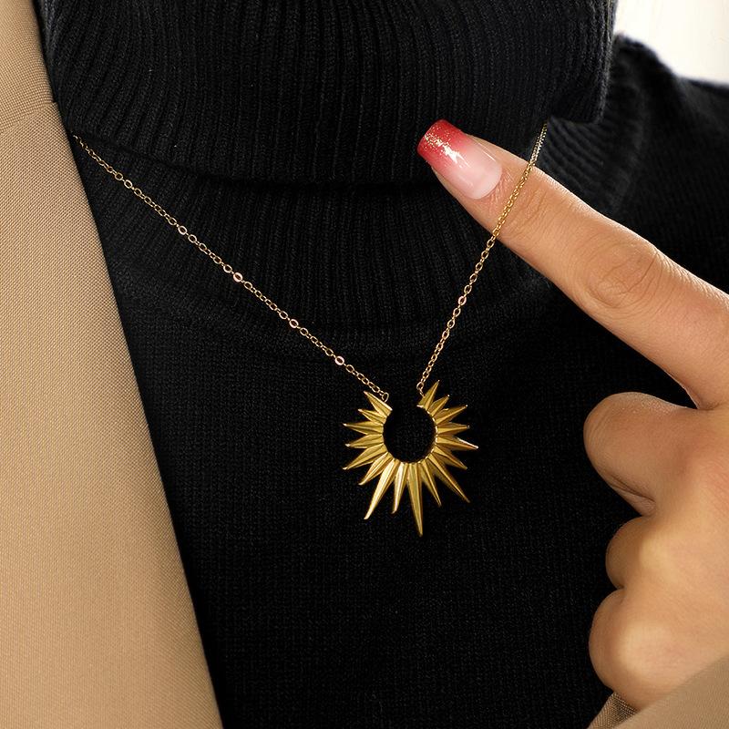 Minimalist Sun Pendant Gold Necklace Fashionable Layering Choker Jewelry Unique Luxury Design
