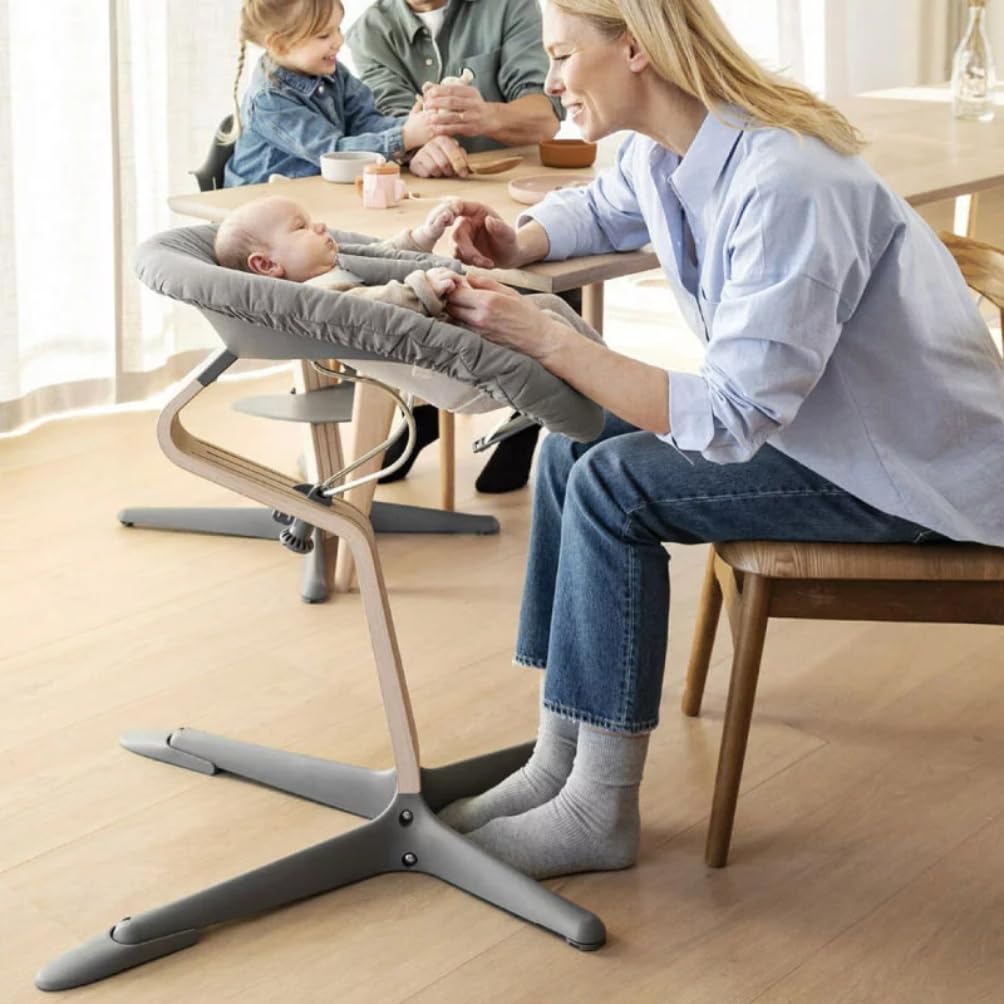 Stokke (Offiziell) Nomi Neugeborenen-Set, Weiß, Neugeborenen-Sitz, Stufenlos verstellbarer Winkel, für Neugeborene bis 6 Monate, Einfache Montage, Tripp Trapp Hochstuhl