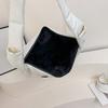Geräumige gesteppte Hobo-Tasche mit farbenfroher Lotus-Stickerei Modische Umhängetasche für Damen Große Kapazität Tote für Reisen Tägliche Nutzung Weich gepolstert