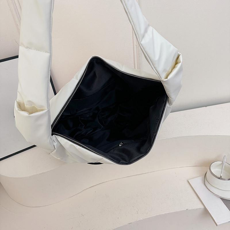 Geräumige gesteppte Hobo-Tasche mit farbenfroher Lotus-Stickerei Modische Umhängetasche für Damen Große Kapazität Tote für Reisen Tägliche Nutzung Weich gepolstert