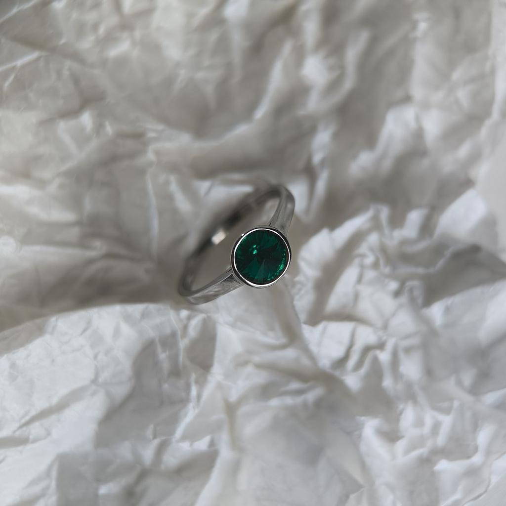Серебряное кольцо с фианитами, вес изделия 1,4 гр (60002206)