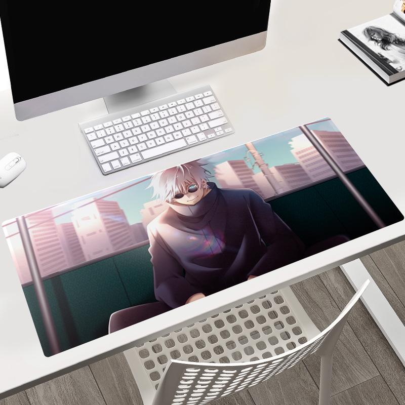 Tapis de bureau Jujutsu Kaisen 40x90x0.3CM avec les personnages Gojo, Yuji et Megumi.