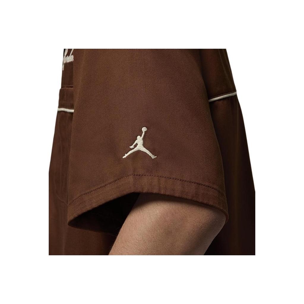Jordan FW24 Bordado de Letras Logotipo de Marca Cuello de Punta Botones Camisa de Manga Corta para Hombre Marrón HM5040-259