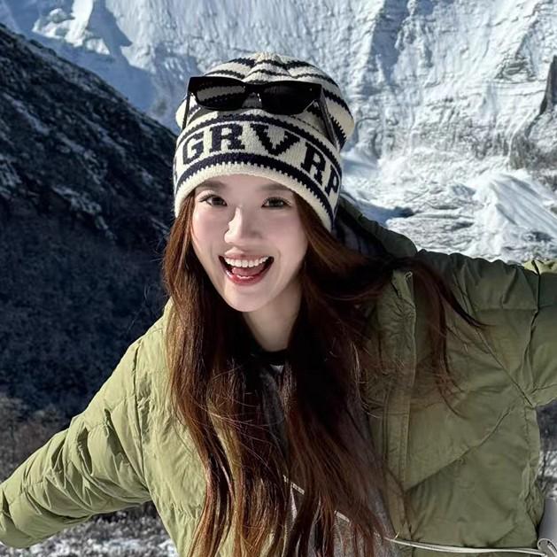 

Вязаная шерстяная шапка в корейском стиле в полоску для женщин - Теплая на осень/зиму, Большой обхват головы, Стройнящая лицо, Подходит для альпинизма M (56-58cm) - Unisex